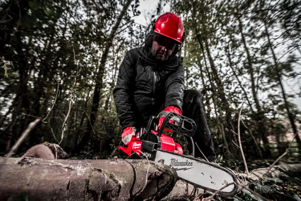 Milwaukee M18 FUEL™ řetězová pila s lištou 30 cm M18 FCHSC-122