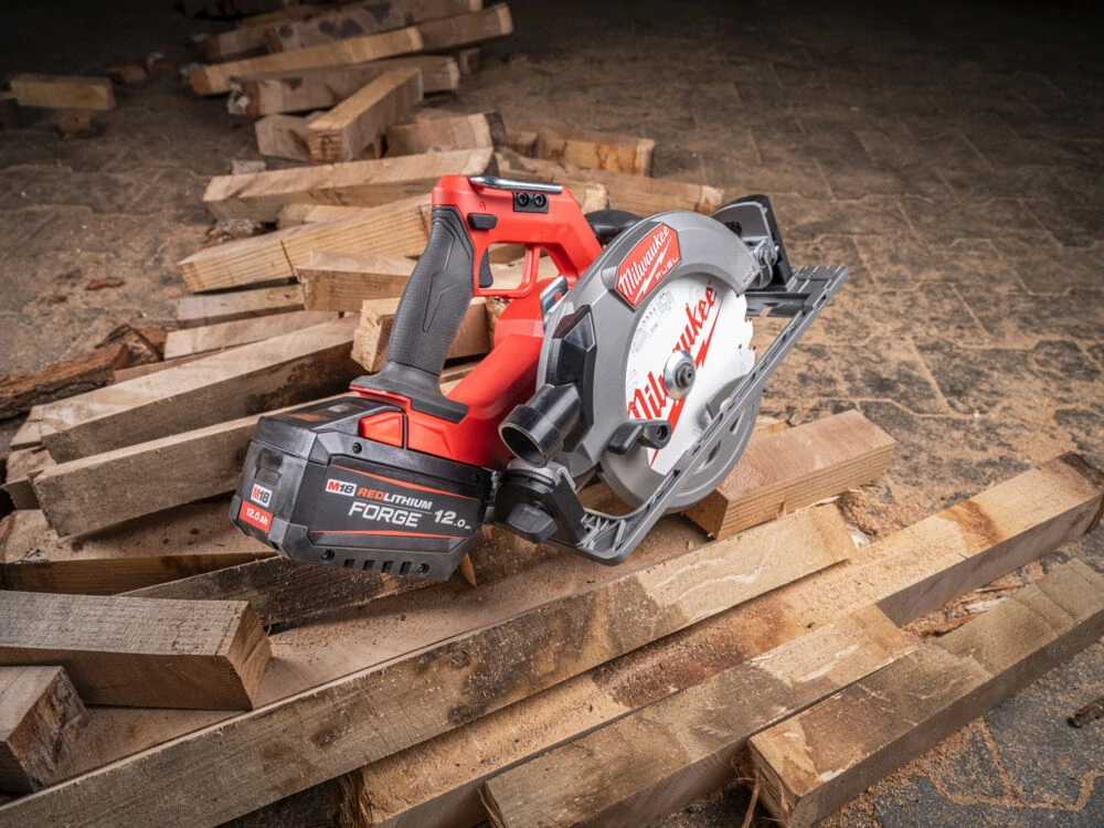 Milwaukee M18 FUEL™ kotoučová pila kompatibilní s vodicí lištou M18 FCS66GR3-121C