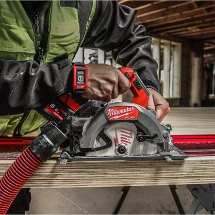 Milwaukee M18 FUEL™ aku pila okružní 165 mm s hlubokým řezem M18 FCSDC165-552C