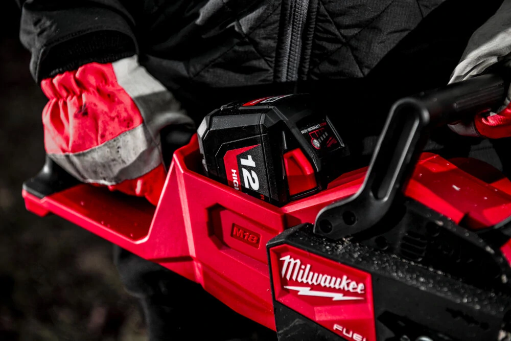 Milwaukee M18 FUEL™ řetězová pila s lištou 30 cm M18 FCHSC-122