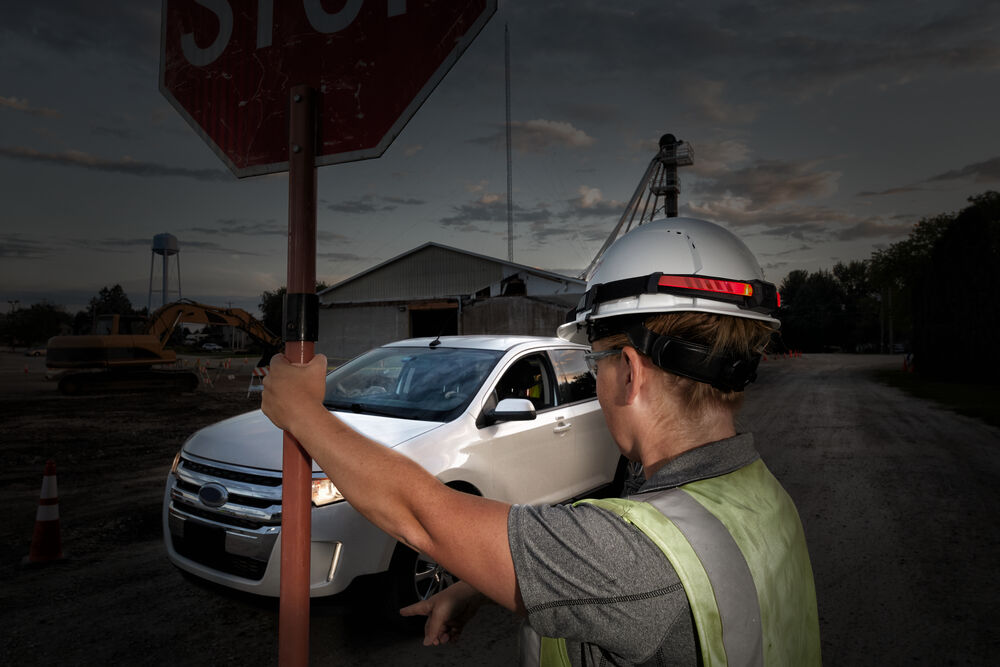Milwaukee aku lampa čelová s vysokou viditelností a USB nabíjením L4 HL-VIS-301