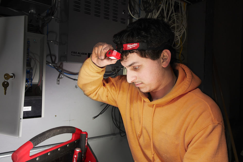 Milwaukee aku lampa čelová alkalická tenká HL2-LED