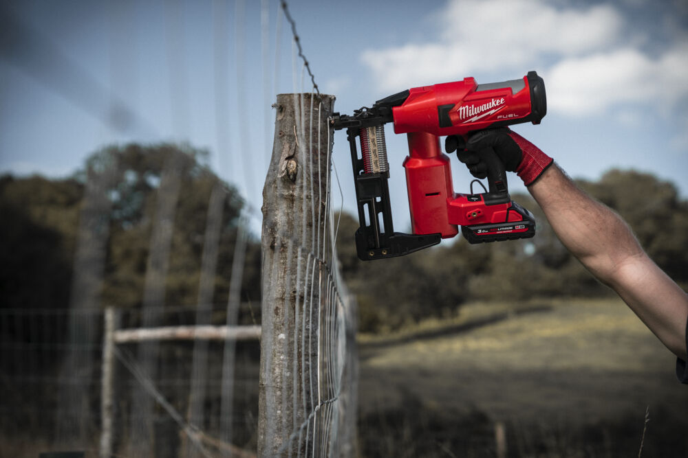 Milwaukee M18 FUEL™ aku sponkovačka na oplocení M18 FFUS-302C