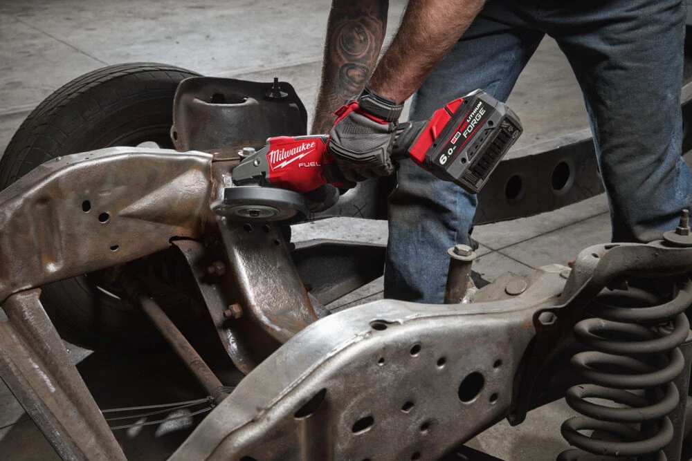 Milwaukee M18 FUEL™ vysocé výkonná úhlová bruska 150 mm s kolébkovým spínačem M18 FHSAG150XPDB2-0X