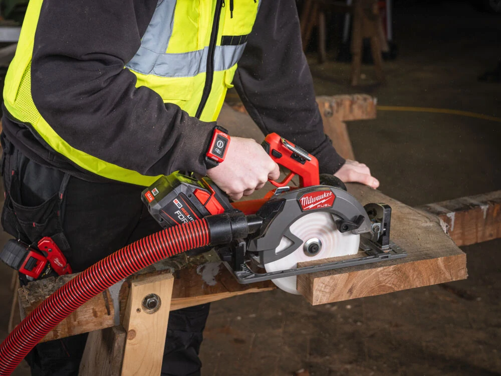 Milwaukee M18 FUEL™ kotoučová pila kompatibilní s vodicí lištou M18 FCS66GR3-121C