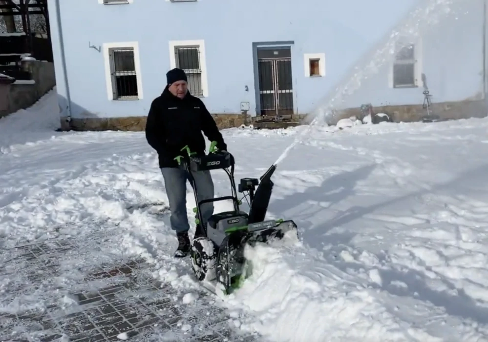 EGO AKU dvoustupňová kolová sněhová fréza SNT2400E - pouze stroj