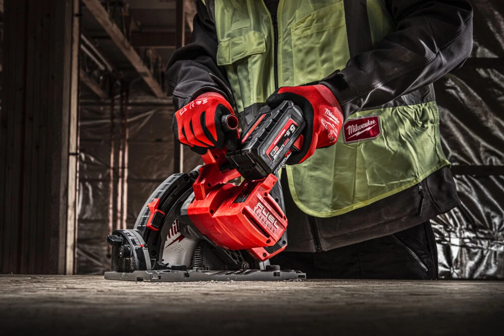 Milwaukee M18 FUEL™ aku pila ponorná 55 mm na dřevo a plast M18 FPS55-552P