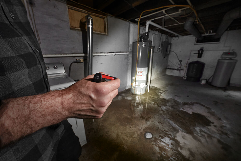 Milwaukee aku svítilna s integrovaným akumulátorem 500 lumenů IR FL500