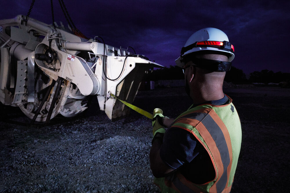 Milwaukee aku lampa čelová s vysokou viditelností a USB nabíjením L4 HL-VIS-301