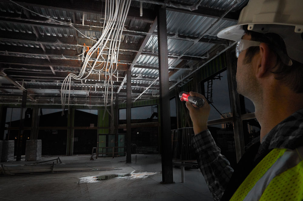 Milwaukee USB nabíjecí otočné pracovní světlo L4 PWL-301