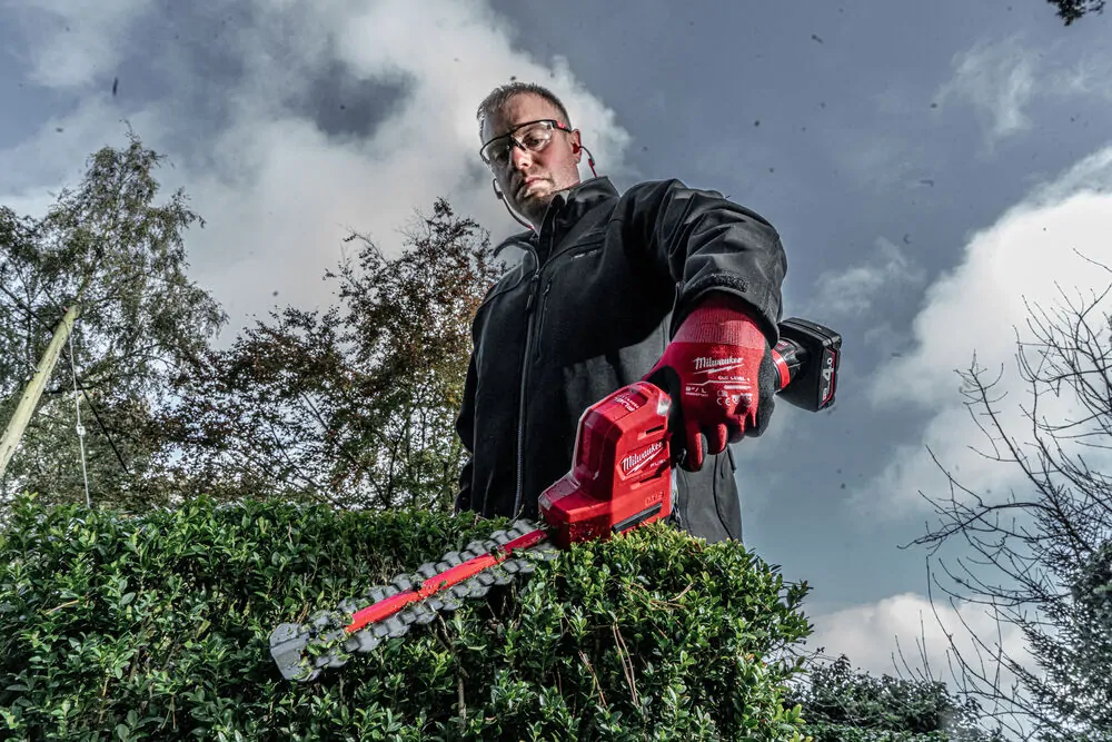 Milwaukee M12 FUEL™ aku plotostřih 20 cm M12 FHT20-402