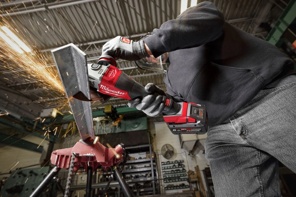 Milwaukee M18 FUEL™ vysocé výkonná úhlová bruska 150 mm s kolébkovým spínačem M18 FHSAG150XPDB2-0X