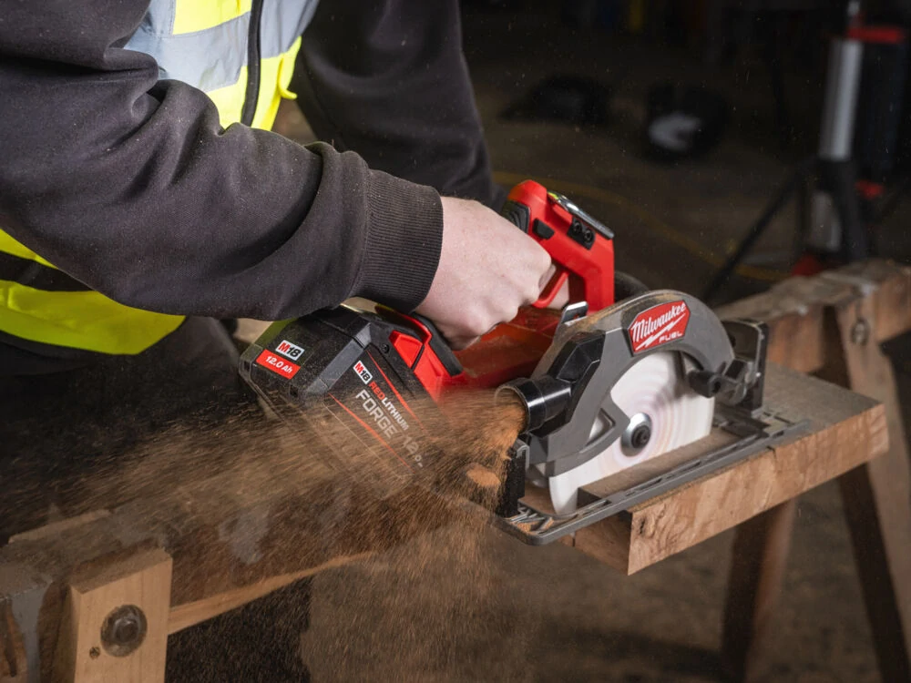 Milwaukee M18 FUEL™ kotoučová pila kompatibilní s vodicí lištou M18 FCS66GR3-121C