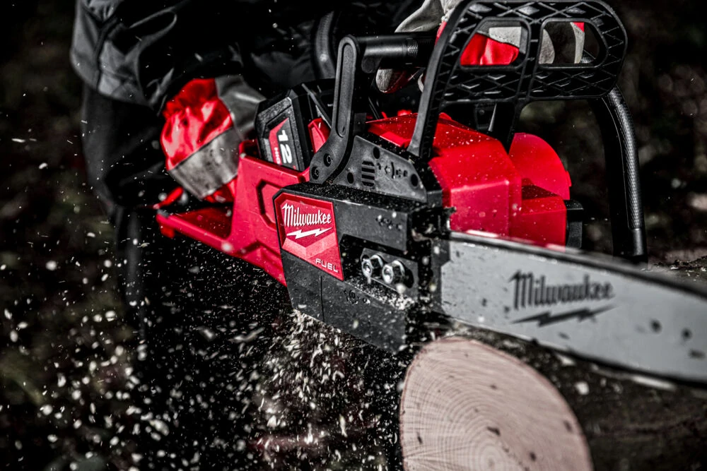 Milwaukee M18 FUEL™ řetězová pila s lištou 30 cm M18 FCHSC-122