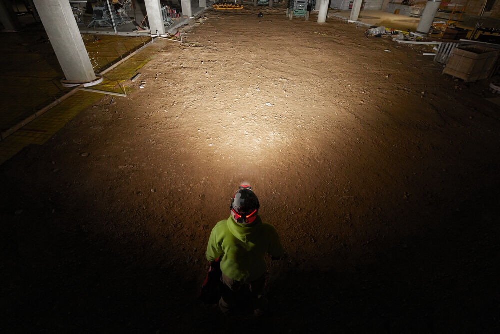 Milwaukee aku lampa čelová s vysokou viditelností a USB nabíjením L4 HL-VIS-301