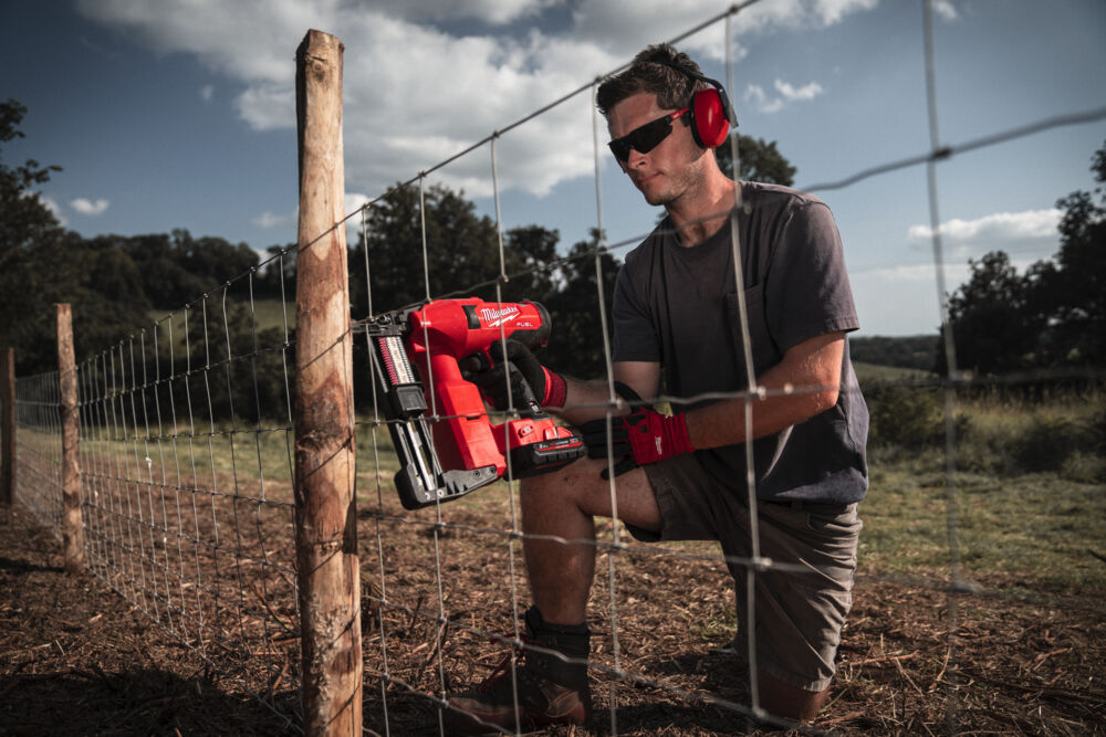 Milwaukee M18 FUEL™ aku sponkovačka na oplocení M18 FFUS-302C