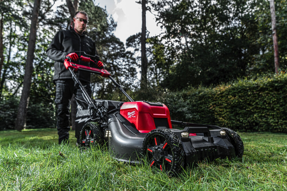 Milwaukee M18 FUEL™ aku sekačka na trávu M18 F2LM53-122