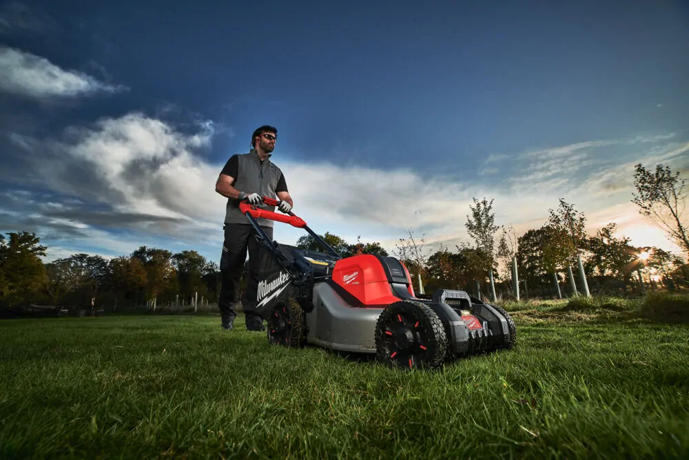 Milwaukee M18 FUEL™ aku sekačka na trávu M18 F2LM46-802