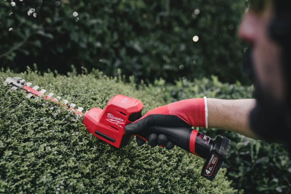 Milwaukee M12 FUEL™ aku plotostřih 20 cm M12 FHT20-402