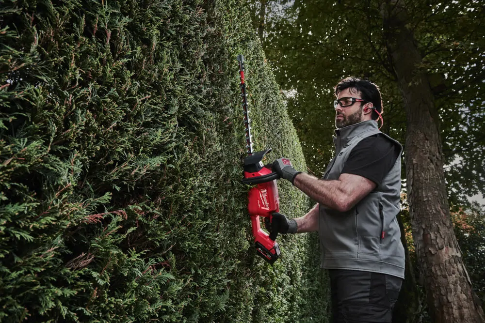 Milwaukee M18 FUEL™ aku nůžky na živý plot 60 cm M18 FHET60-802