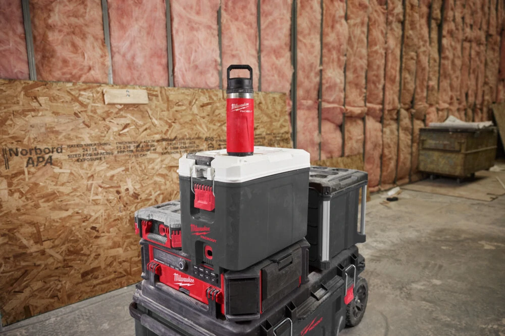 Milwaukee PACKOUT™ láhev 710ml s víčkem - červená Packout Bottle 710 ml Chug Lid Red