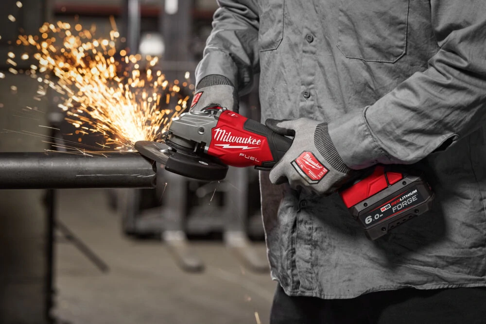 Milwaukee M18 FUEL™ vysocé výkonná úhlová bruska 150 mm s kolébkovým spínačem M18 FHSAG150XPDB2-0X