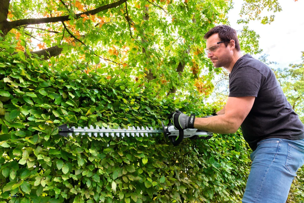 EGO aku nůžky na živý plot HT2410E