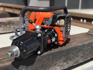 Airtec International utahovák rázový a vrtačka pražců Master 35 (Master 65)